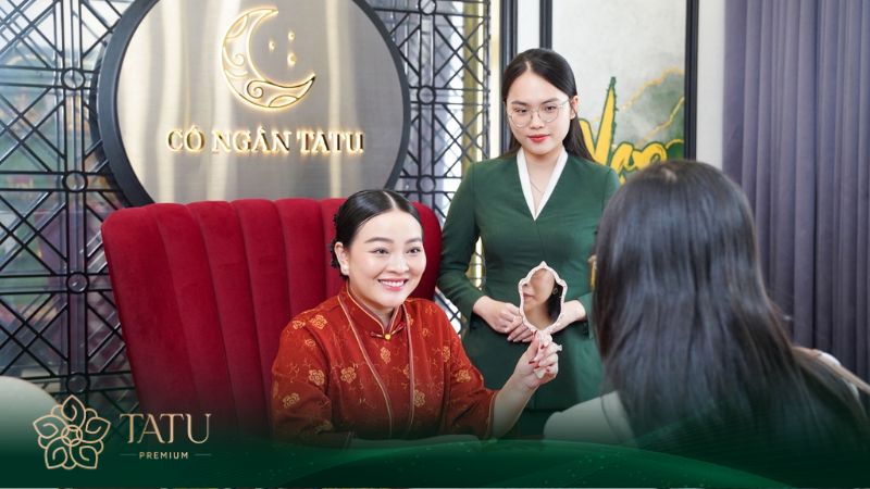 Cô Ngân nhiệt tình tư vấn cho khách hàng