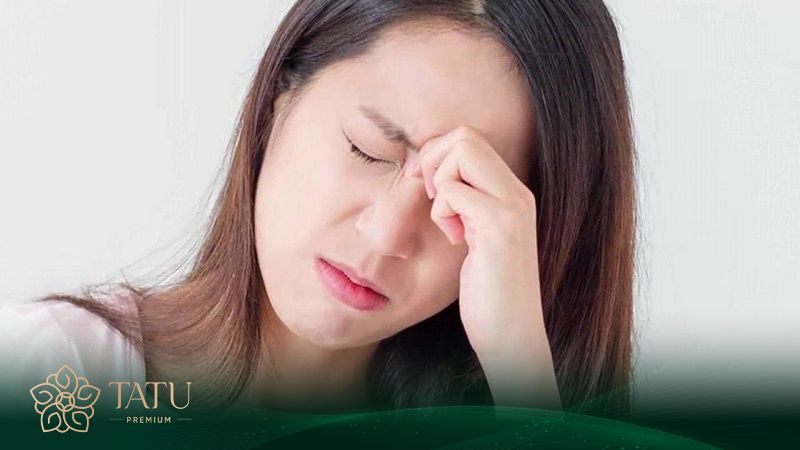 Treo mí quá cao ở một bên khiến bên mắt đó nhắm/mở khó khăn.