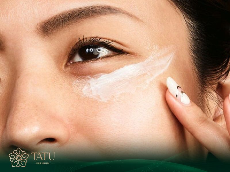 Sau khi vết thương đã hết sưng, sử dụng kem chống sẹo giúp vết khâu mau lành.