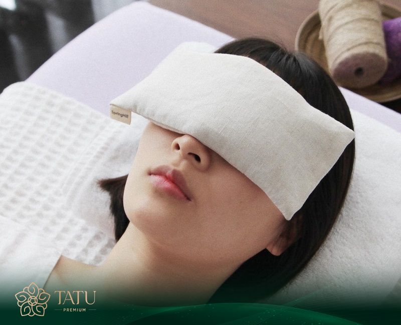 Chườm ấm nhẹ vùng mí để kích thích lưu thông máu, nhằm tan bầm giảm thâm