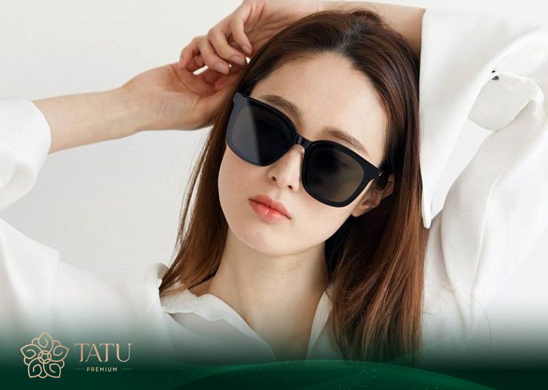 Chỉ ra ngoài khi cần thiết và phải che chắn kỹ càng bằng kính râm.