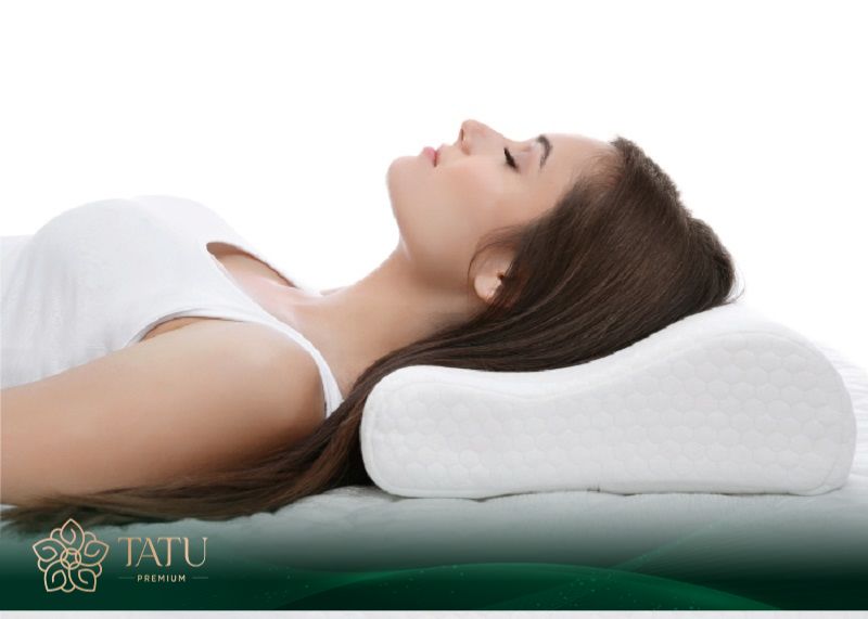 Kê gối cao khi ngủ và duy trì lịch sinh hoạt điều độ để giảm sưng mí mắt.