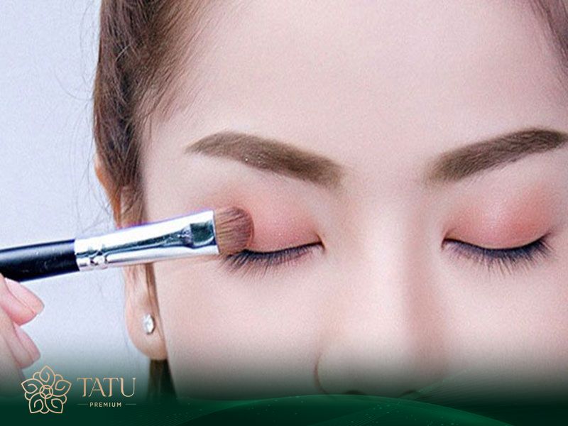 KHÔNG trang điểm mắt để tránh kích ứng trong 1 tháng đầu sau cắt mí.
