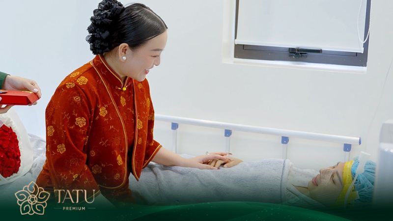 Cô Ngân TATU tận tình hỏi han khách hàng sau phẫu thuật