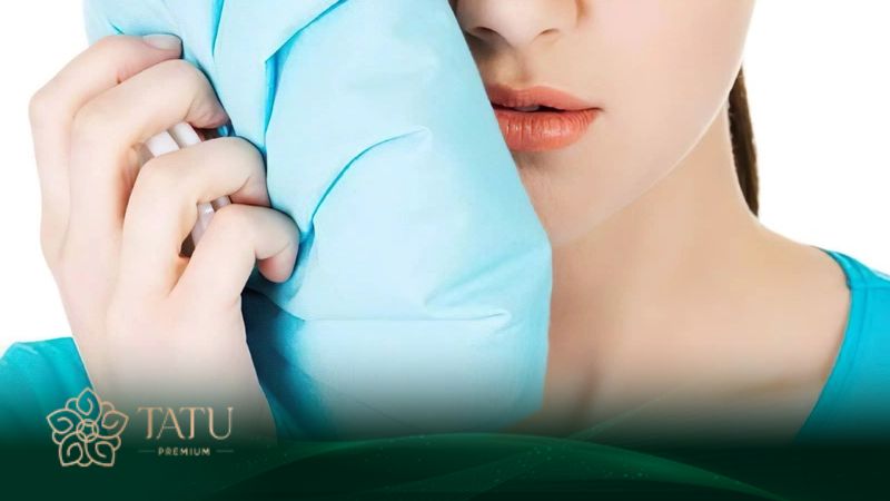 Chườm lạnh giúp giảm sưng đau