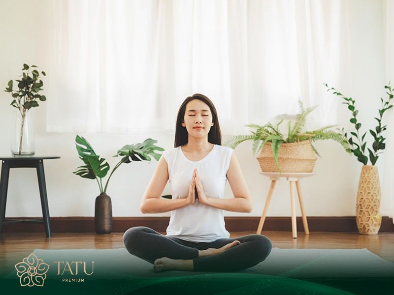 Thiền định hàng ngày là cách chăm sóc sau khi cắt mí hiệu quả.